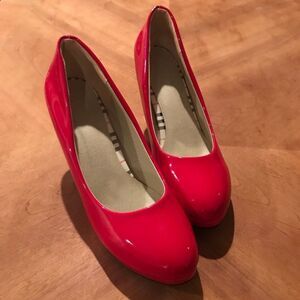 Bright red heels 👠 